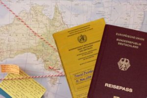 Impfausweis und Reisepass der Travel Dvootes auf Weltkarte