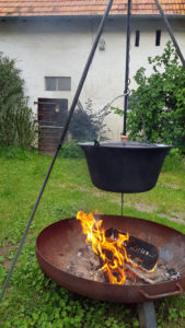 es geht los, aber vorher wird spargel im feuertopf gemacht