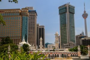 Die Sultan Abdul Samad Mosque vor der Skyline von Kuala Lumpur