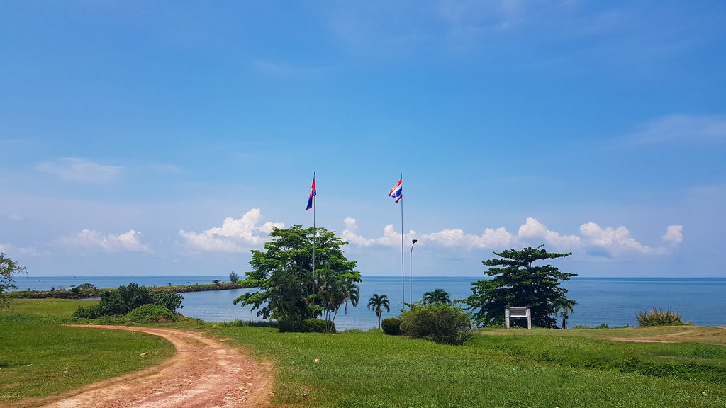 Niemandsland Grenze zwischen Thailand und Kambodscha mit Flaggen